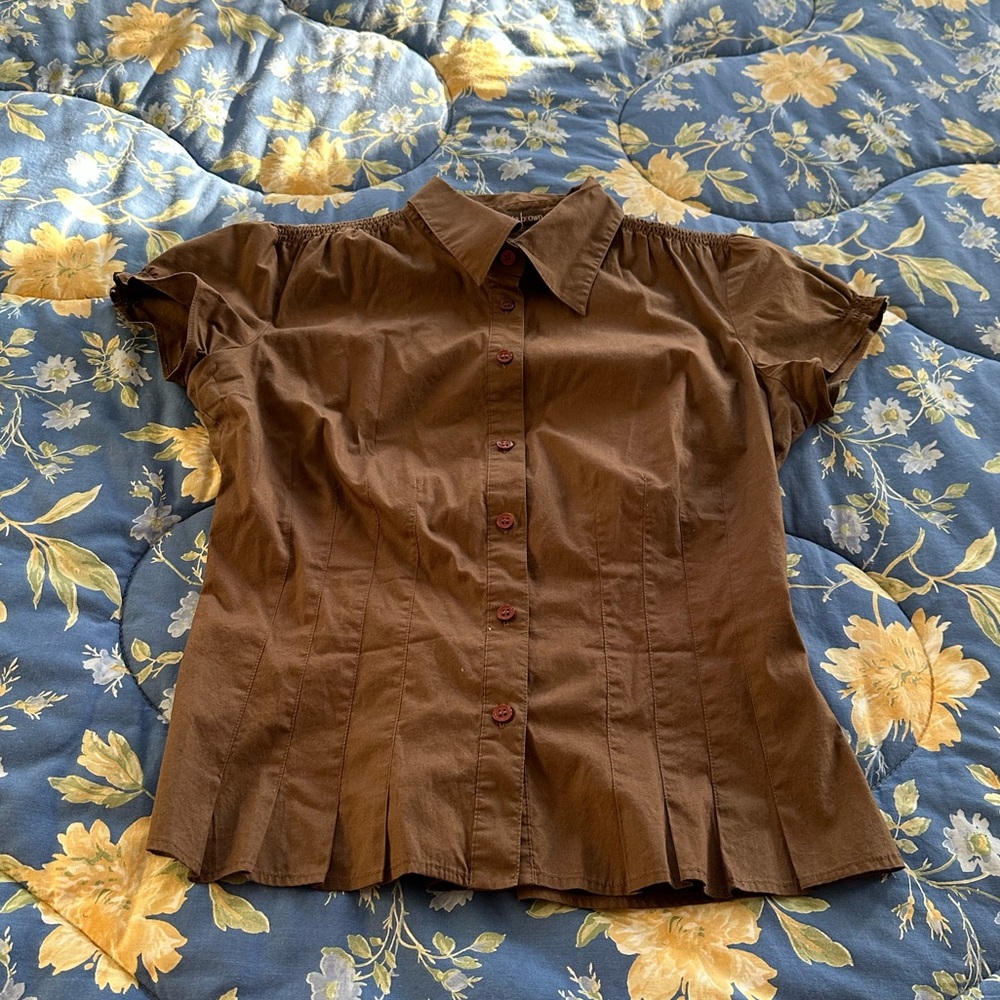 Women’s Short-Sleeve Button Front Blouse in Brown